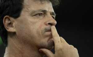 fernando diniz rebate protesto de torcedores do fluminense durante coletiva