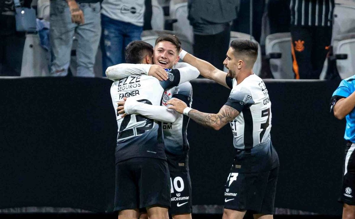 coronado e garro ditam o ritmo do meio campo do corinthians e torcedores vão a loucura