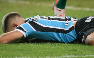 chocante: página de informações do grêmio divulga estado do gramado da arena, que aparece completamente submerso