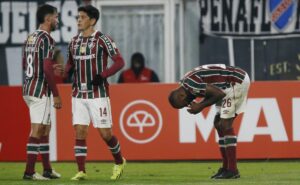 fluminense sofre, mas defesa segura ataque adversário, e manoel faz o gol do jogo