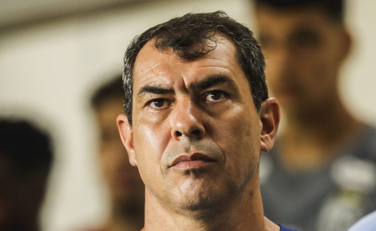 fábio carille é criticado pela torcida do santos após derrota: "não gosta da base"