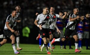 em jogo com virada, vasco elimina fortaleza nos pênaltis e avança na copa do brasil; léo jardim vai de vilão a herói