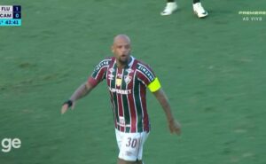felipe melo, do fluminense, recebe amarelo de raphael claus e questiona: ‘textor tem razão’