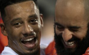 bahia vence botafogo no nilton santos e cola na liderança do brasileirão; confira as notas