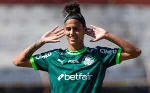 amanda gutierres brilha em goleada e vira artilheira do brasileirão feminino