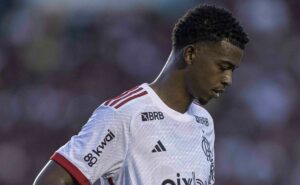 tite toma decisão sobre carlinhos e o centroavante vai ter respaldo no elenco de jogadores