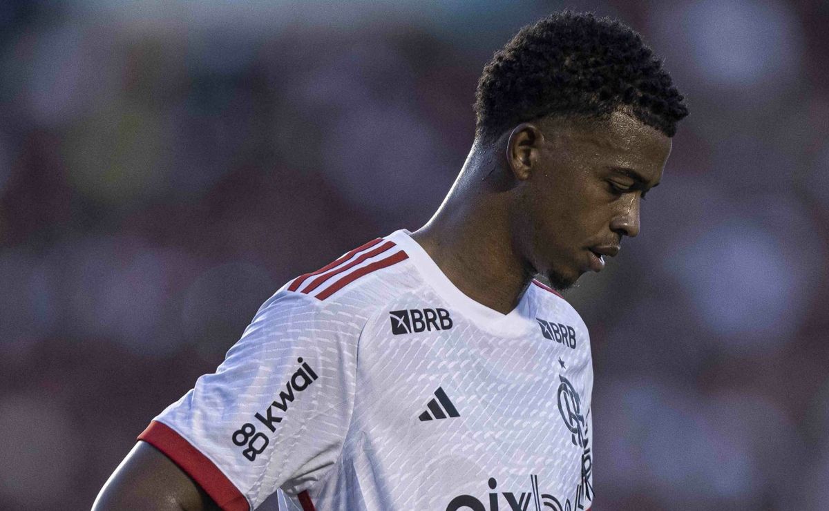 tite toma decisão sobre carlinhos e o centroavante vai ter respaldo no elenco de jogadores