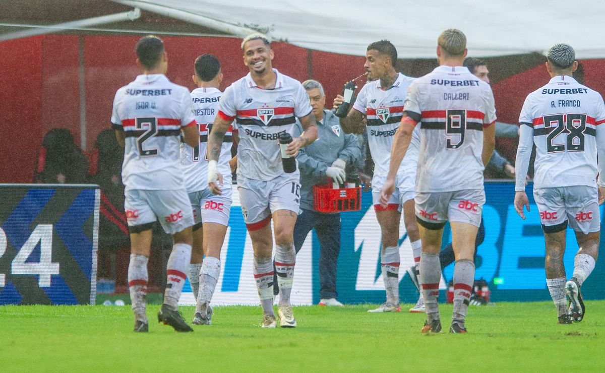são paulo aproveita um a mais desde o início do jogo, bate vitória e cola nos líderes do brasileirão  