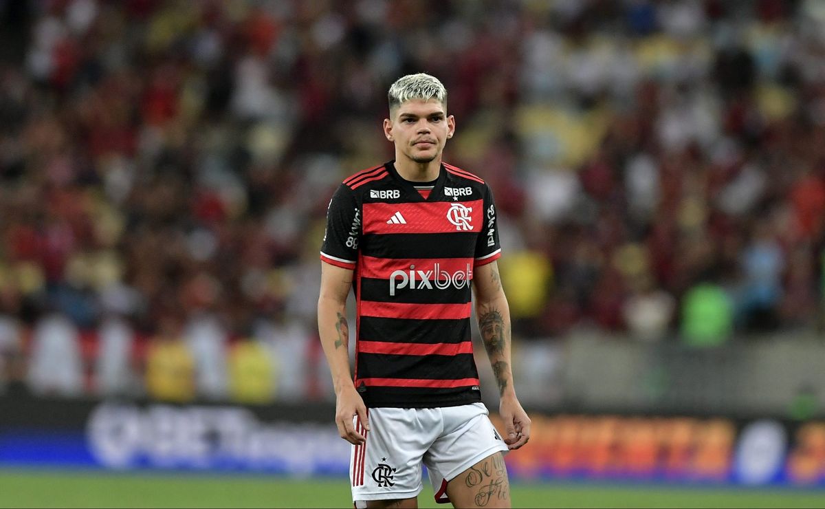 ayrton lucas sente incômodo durante jogo do flamengo, na libertadores