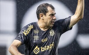 torcida do santos brinca com boa fase de titular de carille: "se fosse do flamengo, iria para 2 copas"