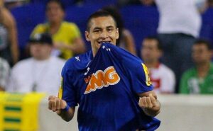 na premier league, rodrigo muniz revela amor da família pelo cruzeiro e idolatria por wellington paulista