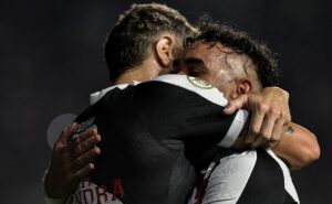 payet e vegetti brilham, vasco vence vitória e sai do z 4; confira as notas