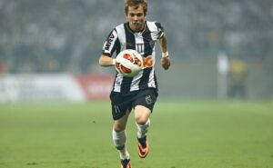 bernard ganha título em último jogo antes de volta ao atlético mg