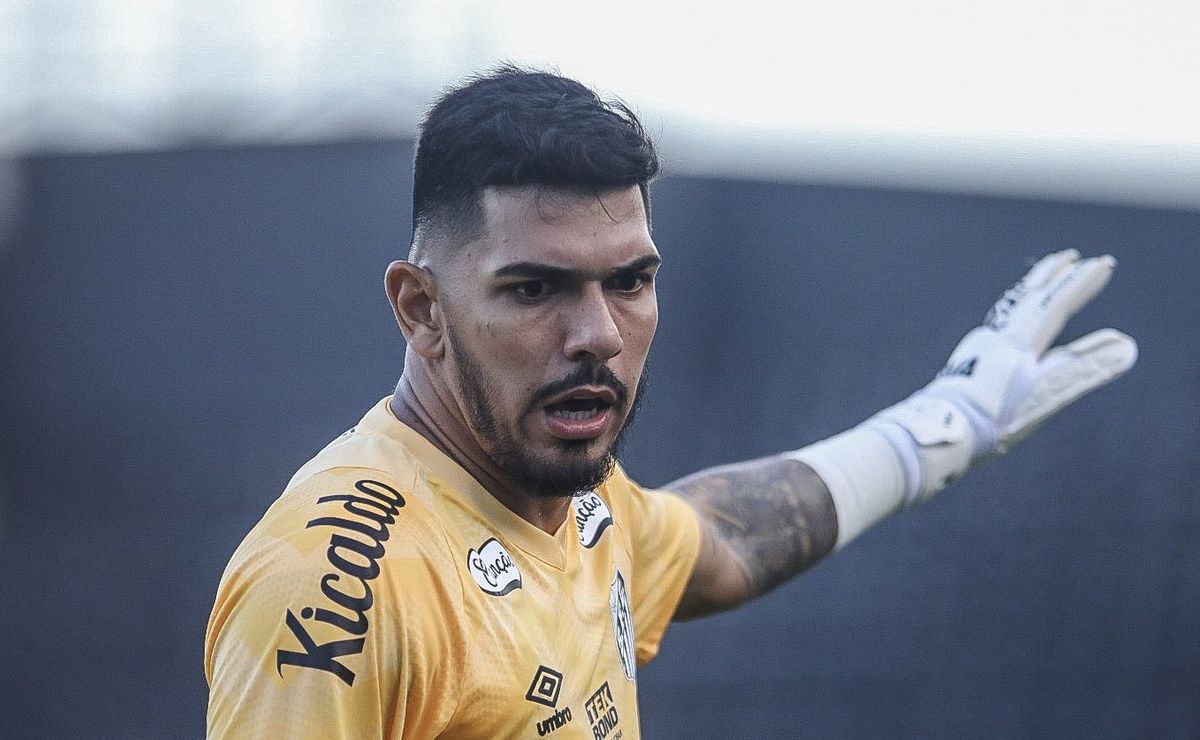 lesão de joão paulo faz santos discutir a contratação de novo goleiro