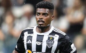grêmio retoma desejo de assinar com jemerson e novo cenário faz atlético acelerar negociação