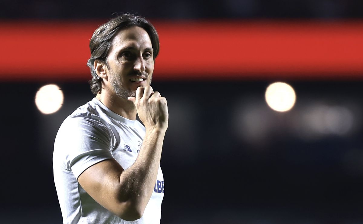 zubeldía entrosado: brincadeira com lucas em lance inusitado do jogo mostra ambiente favorável no são paulo 