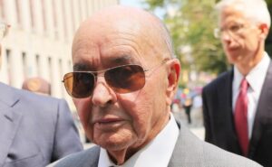 r$ 546 milhões: dono do tottenham, joe lewis, aprova contratar titular do santos