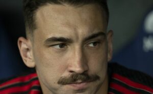 léo ortiz toma decisão no flamengo após ficar no banco de reservas seguidas vezes