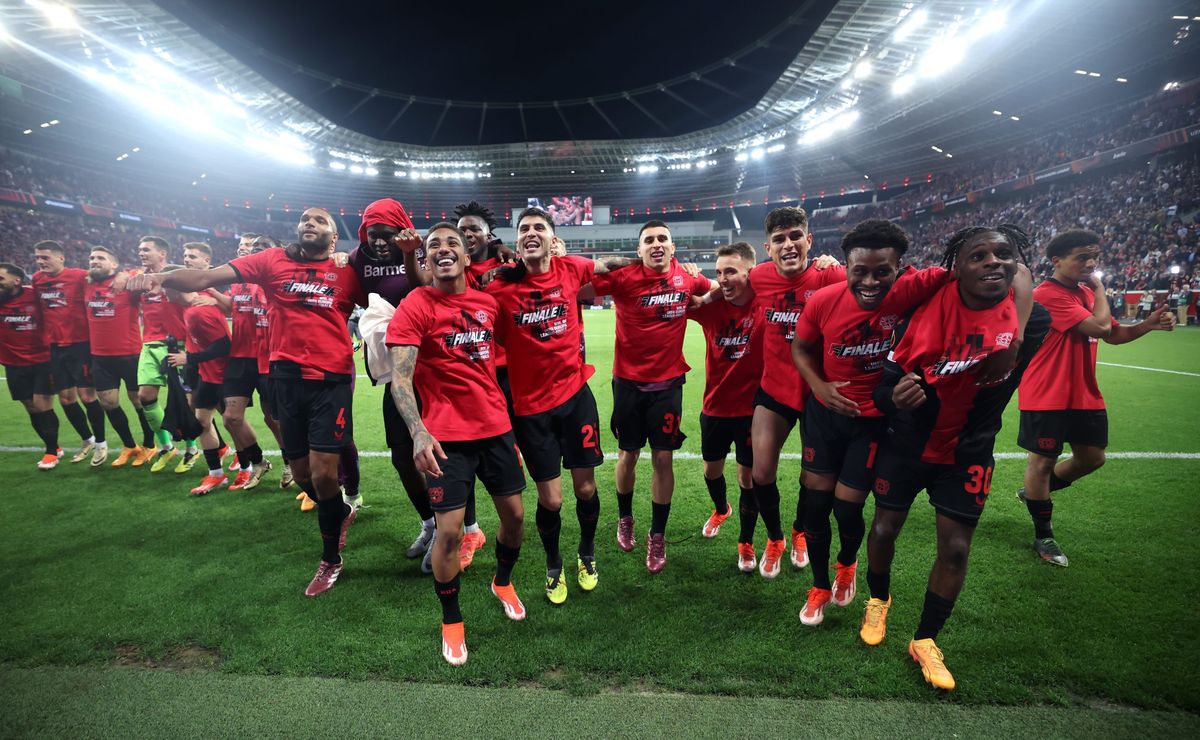 bayer leverkusen oferece tatuagens grátis à torcida para imortalizar temporada