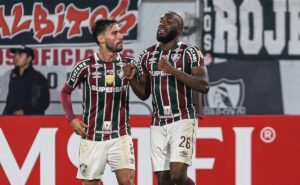 fluminense segura pressão, marca no fim contra o colo colo e lidera grupo na libertadores