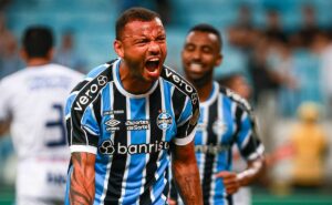 com jp galvão recebendo mais que diego costa; confira os 8 maiores salários do grêmio