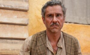 resumo do capítulo desta segunda (14) em no rancho fundo: tico leonel confronta ariosto