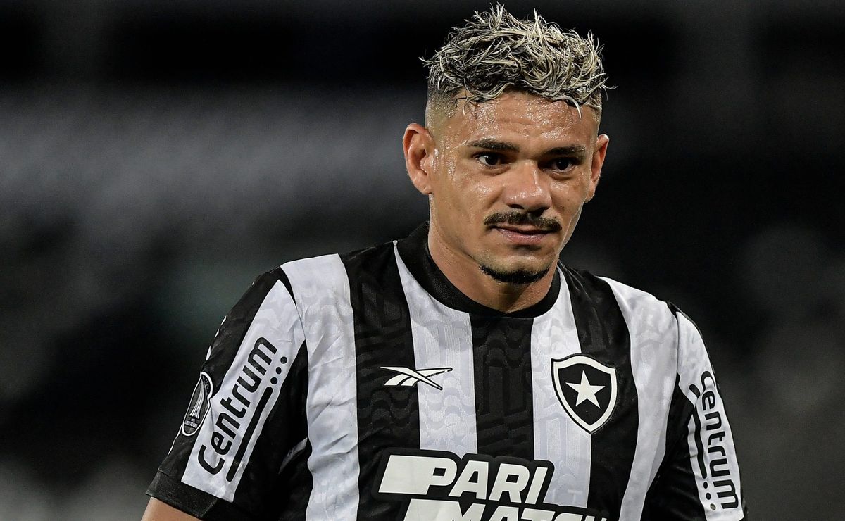 textor oferece renovação à tiquinho soares no botafogo; saiba os valores