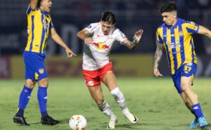 bragantino vence sportivo luqueño, de virada, e segue na caça ao líder racing