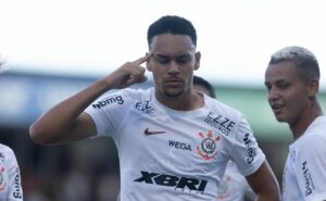 multa de r$ 558 milhões: corinthians renova contrato com joão pedro tchoca