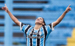 artilheira do grêmio, cássia comemora temporada e revela foco no brasileirão feminino