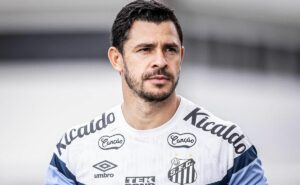 carille revela o que fez para fazer giuliano reencontar o seu futebol no santos: "conheço ele há muito tempo"