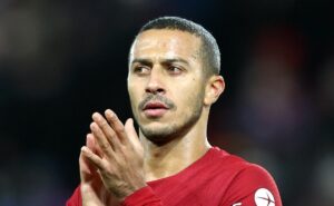 com coutinho e thiago na mira, torcedores aprovam início de pedrinho no comando do futebol