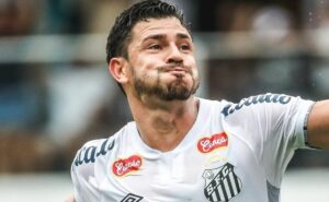 giuliano se encontra no santos e carille expõe o motivo: “lugar que se sente melhor”
