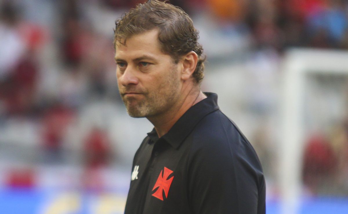 técnico interino do vasco aponta motivo para expulsão de hugo moura