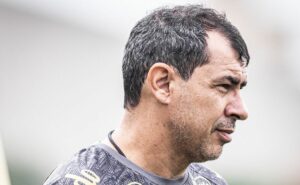 novo meio campista aparece no treino do santos após decisão de fábio carille