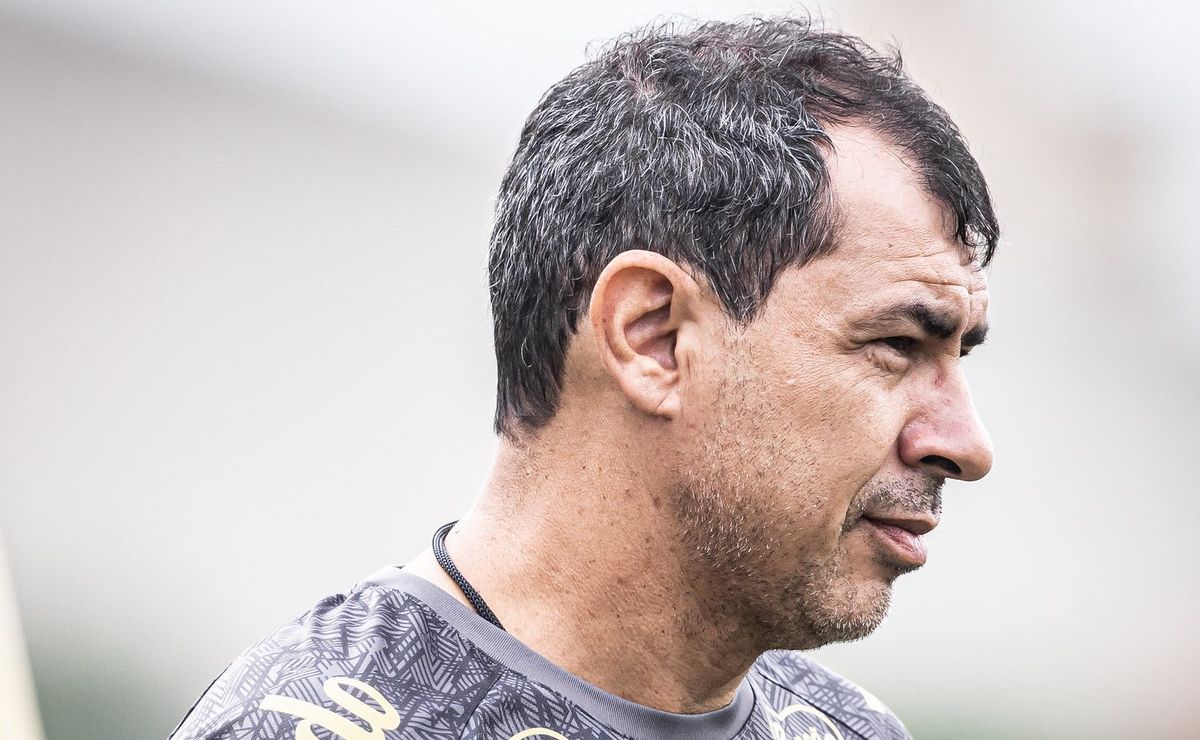 novo meio campista aparece no treino do santos após decisão de fábio carille