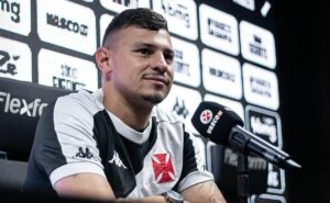 hugo moura se torna alvo da torcida do vasco após expulsão diante do athletico pr