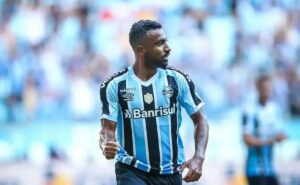 galdino marca gol contra o the strongest, mas torcida critica atuação do atacante