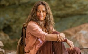 resumo do capítulo desta segunda (13) em no rancho fundo: artur e quinota viajam para rio de janeiro