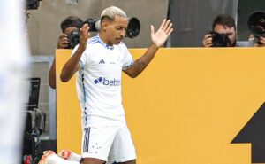 cruzeiro vence atlético go fora de casa e encosta no g 4 do brasileirão