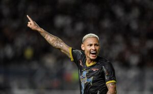 neilton passa a limpo os bastidores de sua passagem pelo são paulo e relata apuros com a torcida: pegaram pesado"