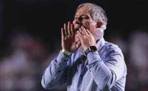 ariel holan, técnico do barcelona equ, enaltece são paulo de zubeldía: "grande rival"