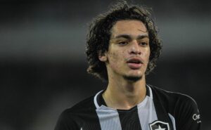 matheus nascimento passa por cirurgia e desfalcará o botafogo por quatro meses