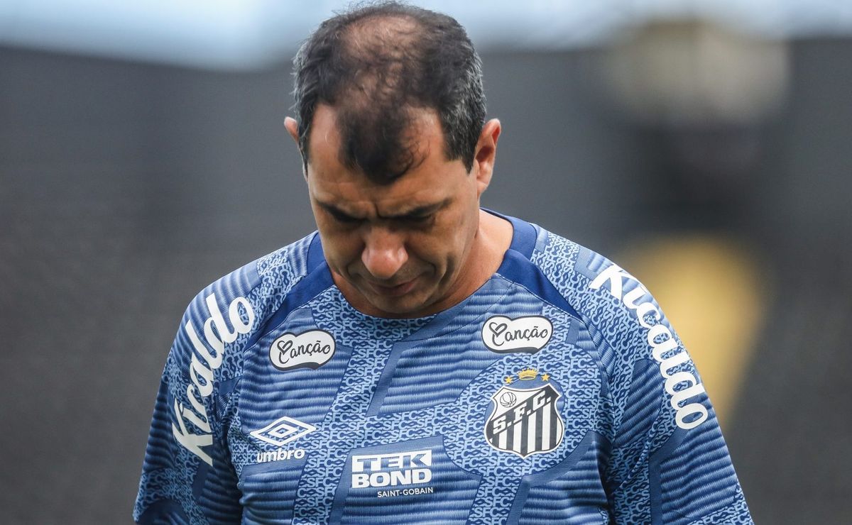 estreia de patrick é criticada pela torcida do santos, mas carille defende: "conhecendo agora"