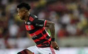 boa notícia: erick pulgar e bruno henrique devem estar de volta para a próxima partida do flamengo