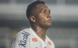 fábio carille elogia morelos após mais uma vitória do santos: “dificilmente desisto de jogador”