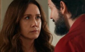 renascer: dona patroa usa roupa de joana em momento íntimo, mas humilha egídio