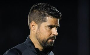 antônio oliveira revela preocupação com lesão de matheuzinho no corinthians: "foi uma entorse"