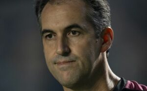 léo condé, treinador do vitória, se rende ao vasco: "torcida apaixonada que comparece"