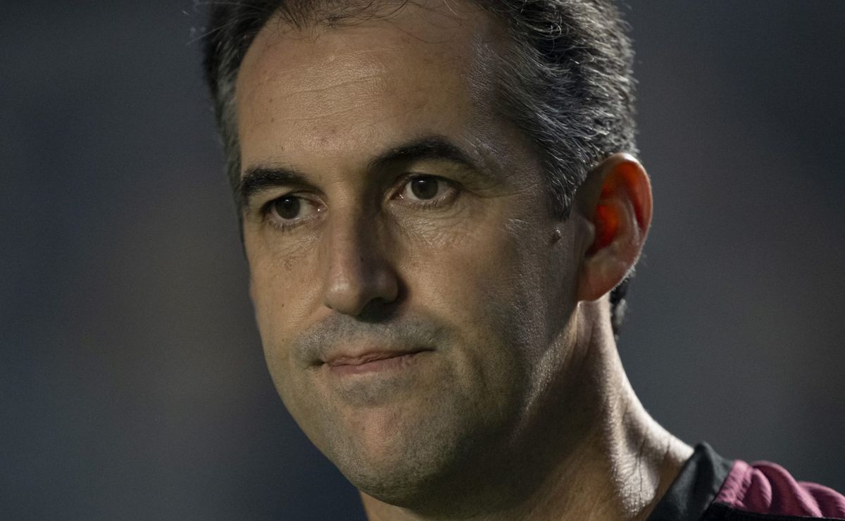léo condé, treinador do vitória, se rende ao vasco: "torcida apaixonada que comparece"